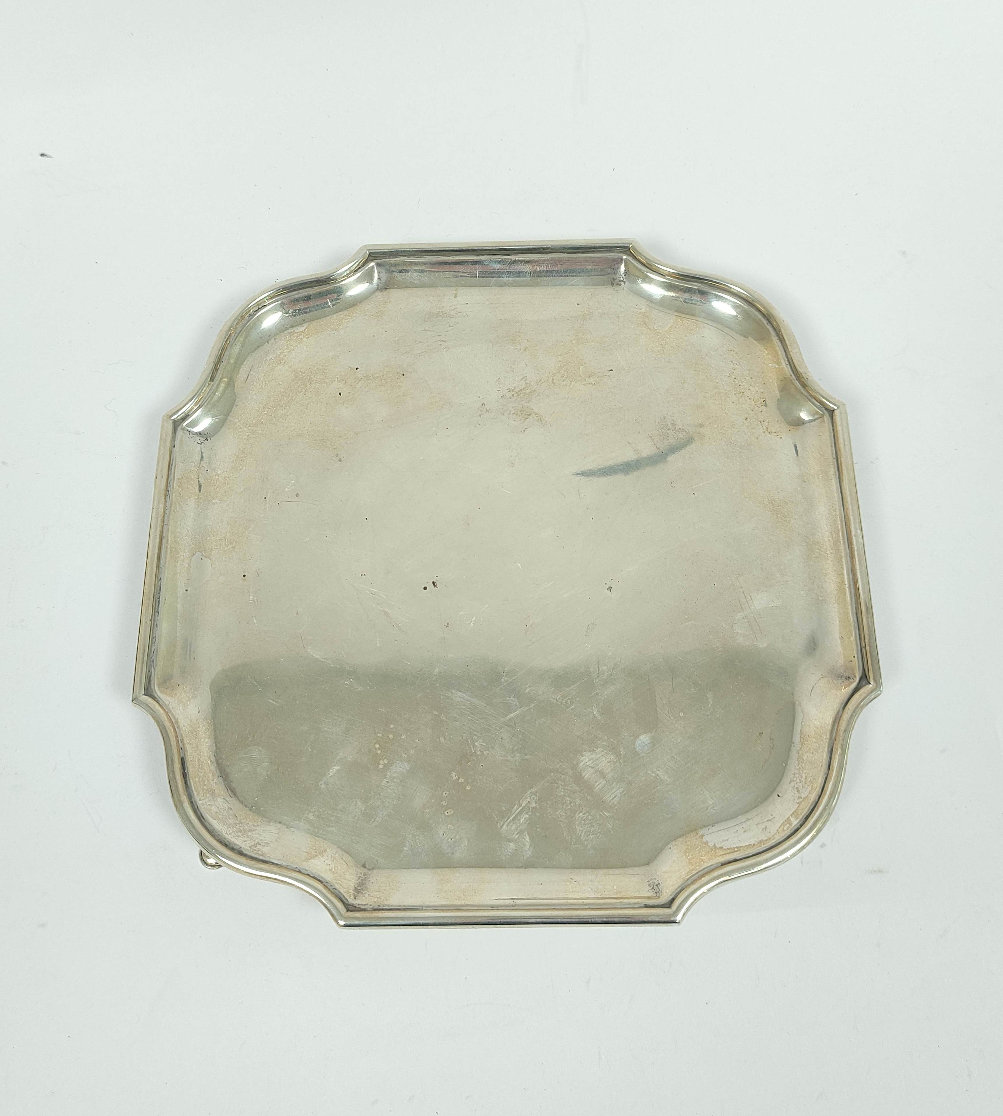 Silver tray of shaped square form with bath border on pad feet, Sheffield 1931, 22cm, 465g / 14½oz. - Image 2 of 5