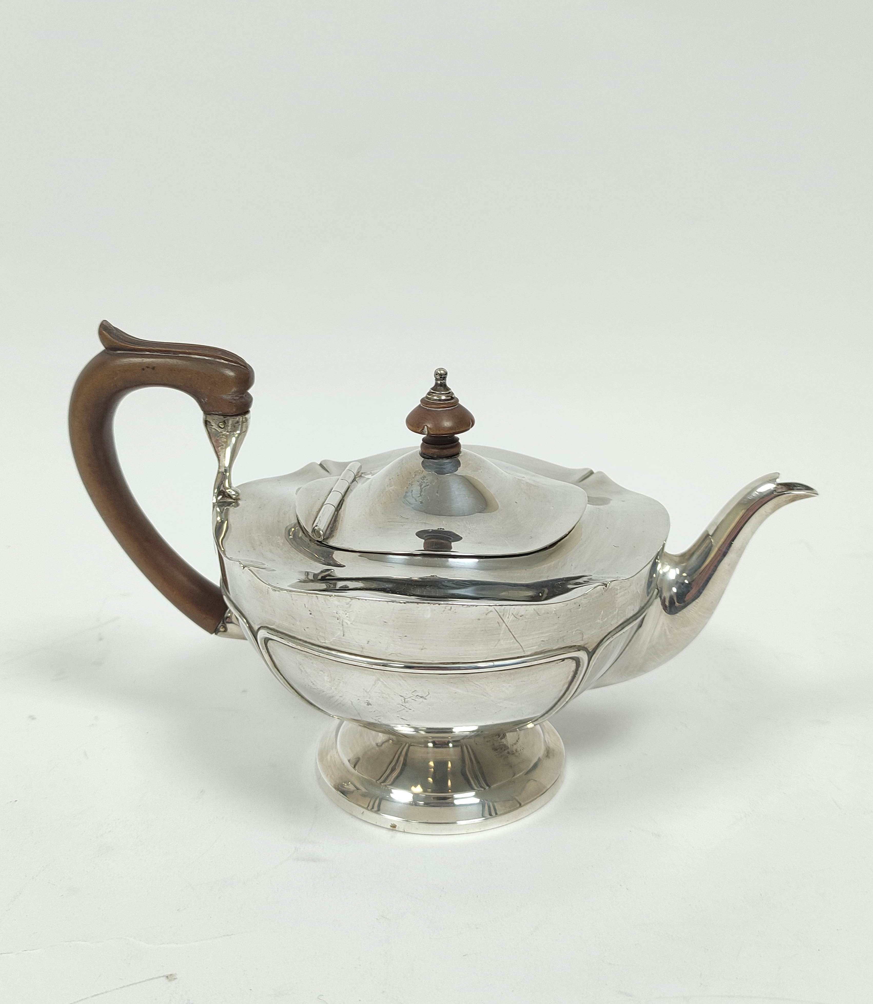 Silver tea pot, hemispherical with waved edges, by Reids, Newcastle (London) 1910, 580g / 17oz. - Image 2 of 6