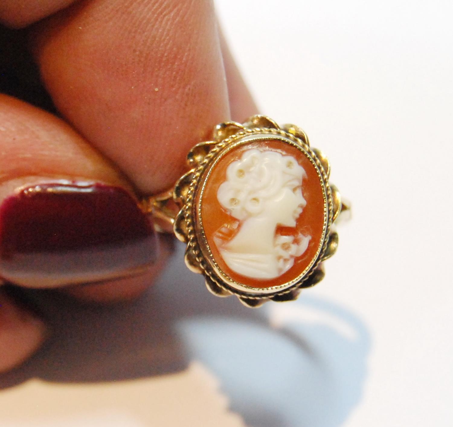 Cameo brooch and a similar ring, both 9ct gold, 10g gross.  (2) - Bild 6 aus 6