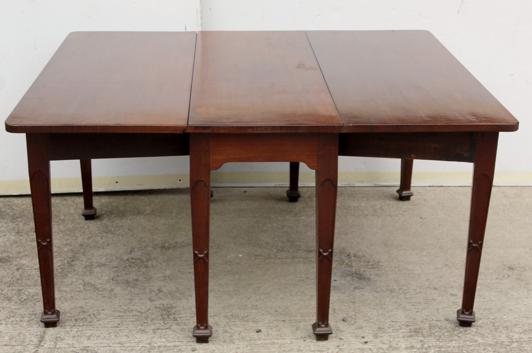 Good 19th century mahogany drop flap gateleg dining table, the tapered legs with carved gothic - Image 5 of 7