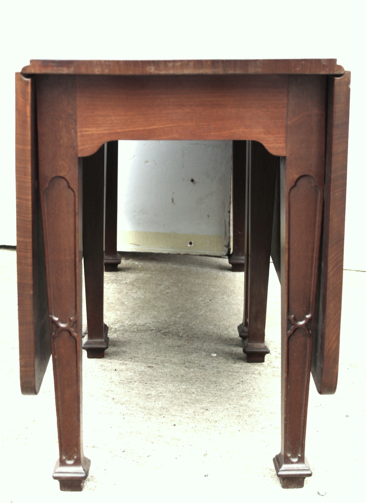 Good 19th century mahogany drop flap gateleg dining table, the tapered legs with carved gothic - Image 4 of 7