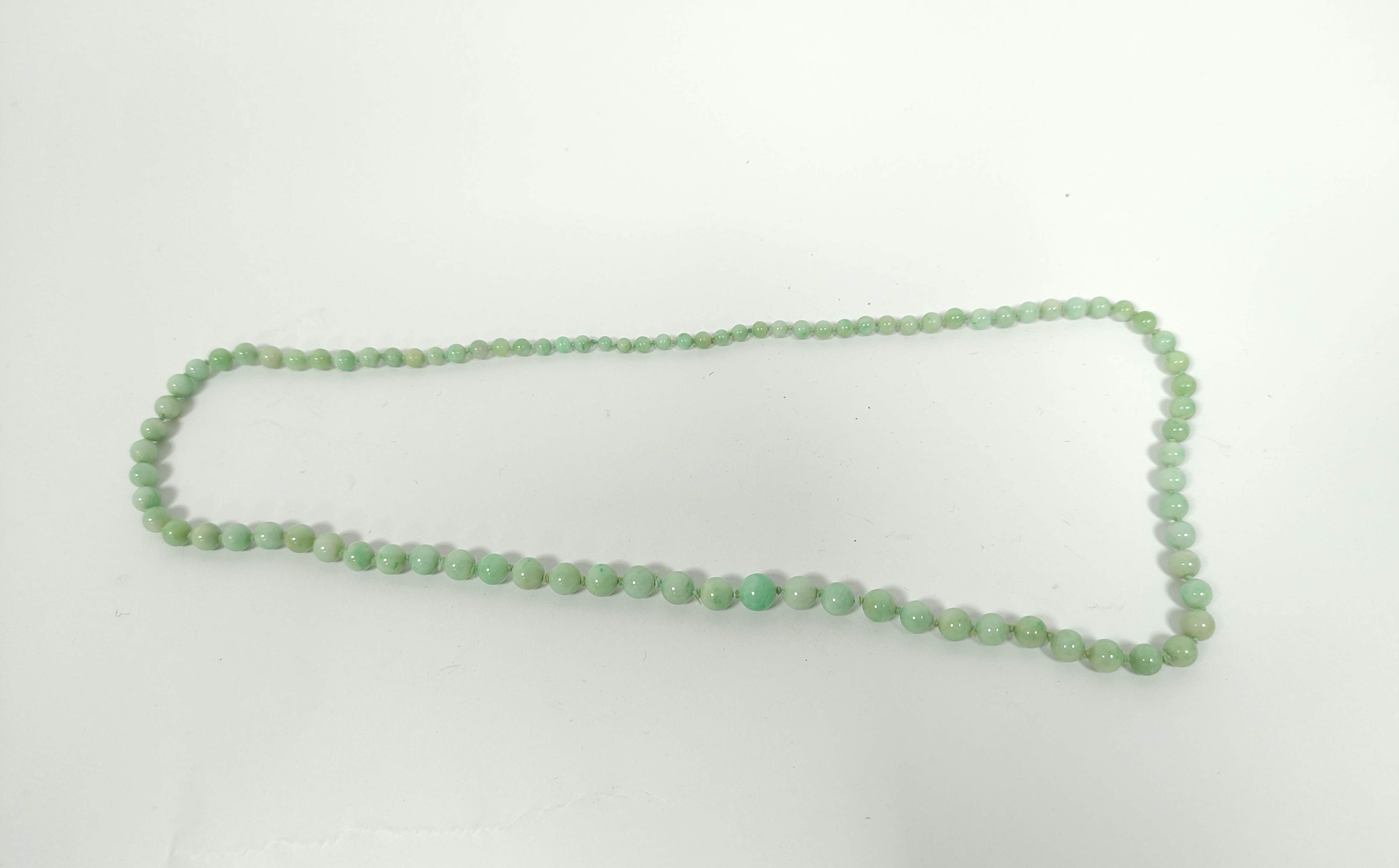 Jadeite bead necklace of graduated green beads, the largest 10mm. - Bild 2 aus 3