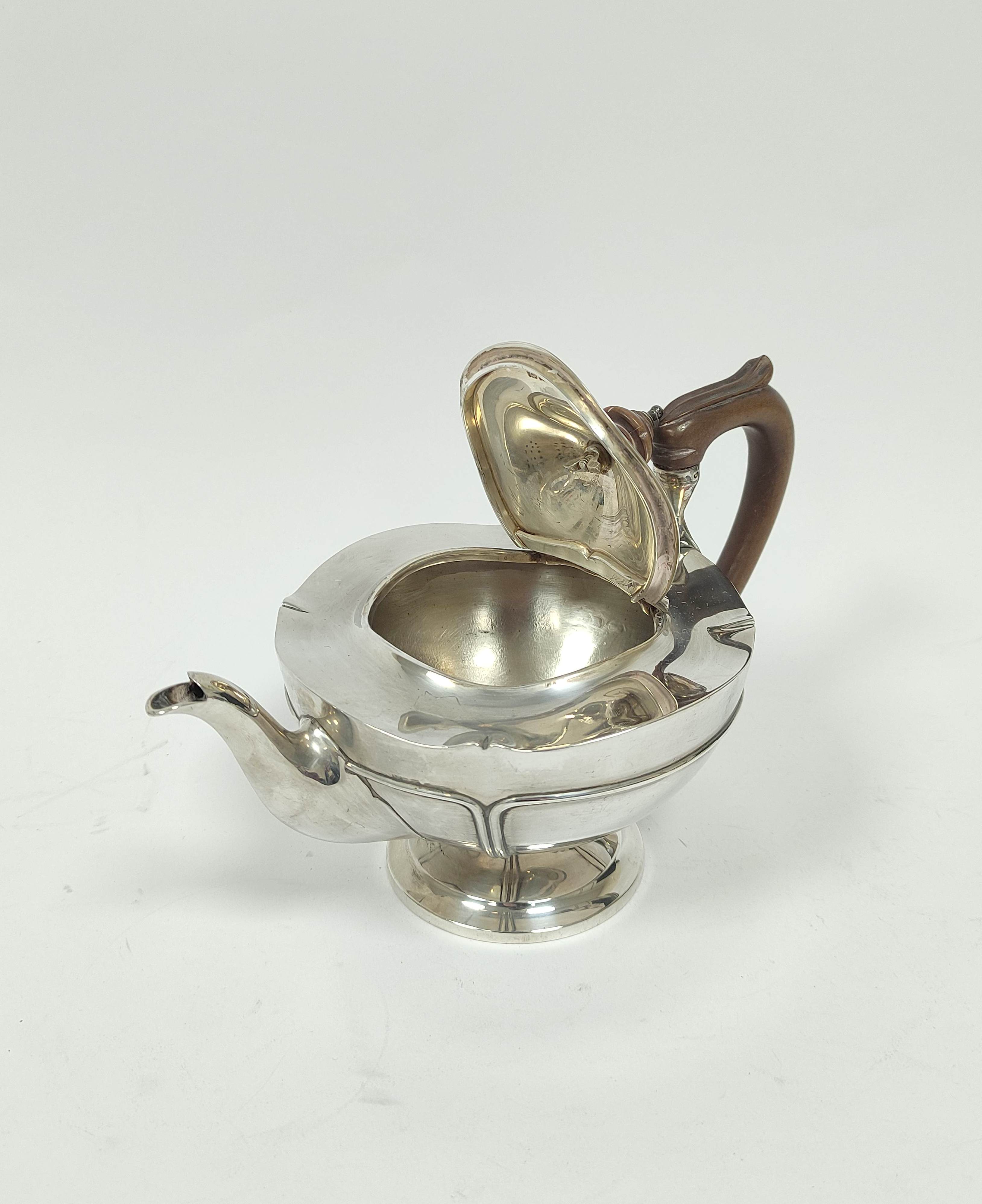 Silver tea pot, hemispherical with waved edges, by Reids, Newcastle (London) 1910, 580g / 17oz.