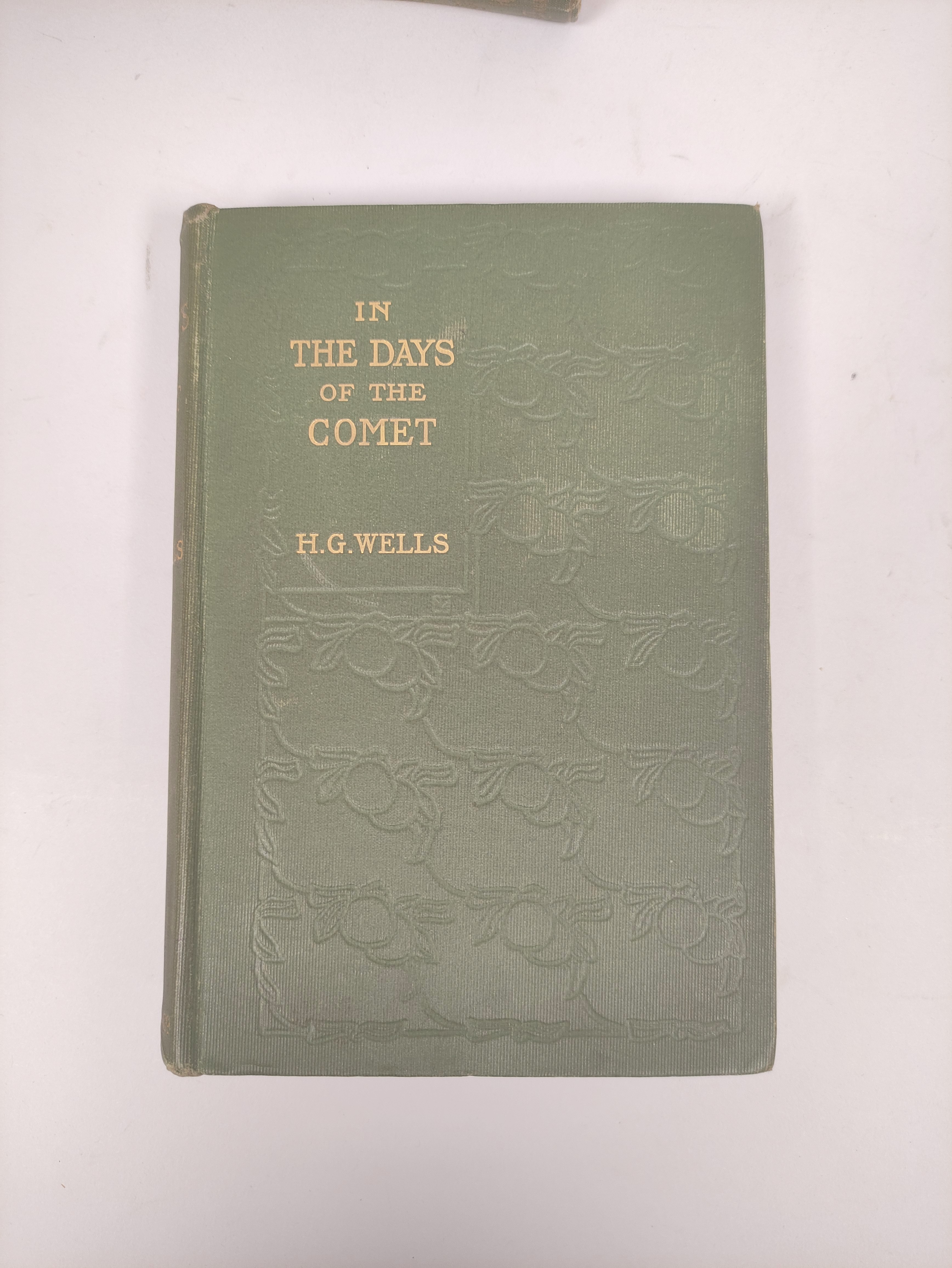 WELLS H. G.  3 vols. in orig. green cloth incl. 1st eds. of In the Days of the Comet, 1906 & The - Bild 2 aus 8
