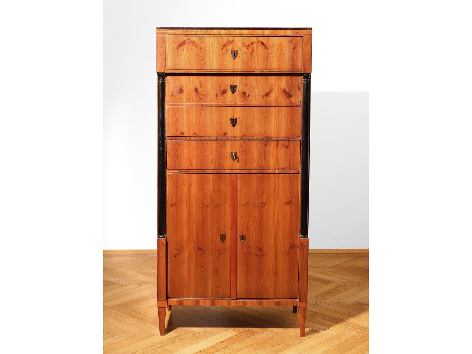 Eleganter Säulenschrank, Wien, Um 1810/20