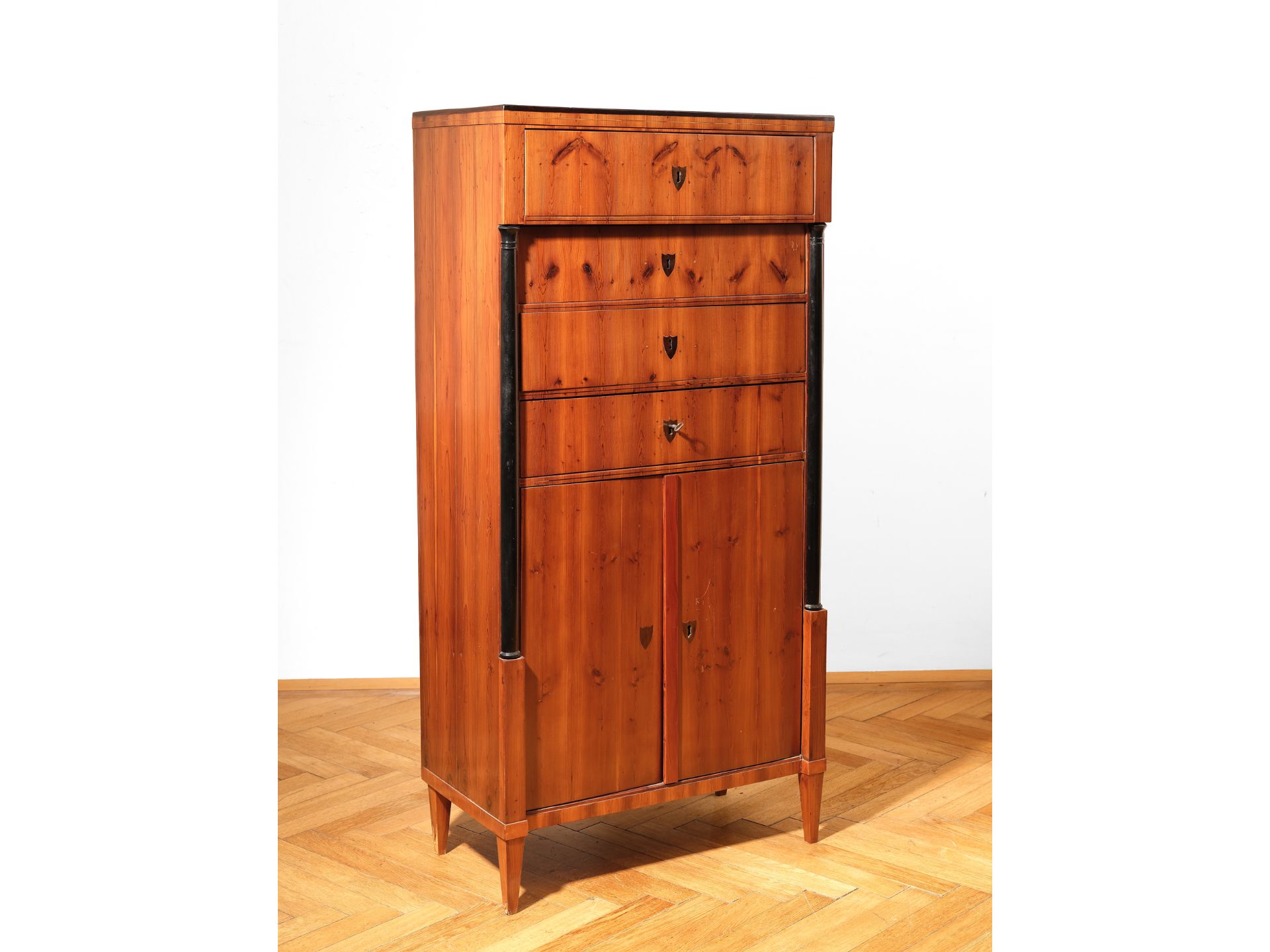 Eleganter Säulenschrank, Wien, Um 1810/20 - Bild 2 aus 3