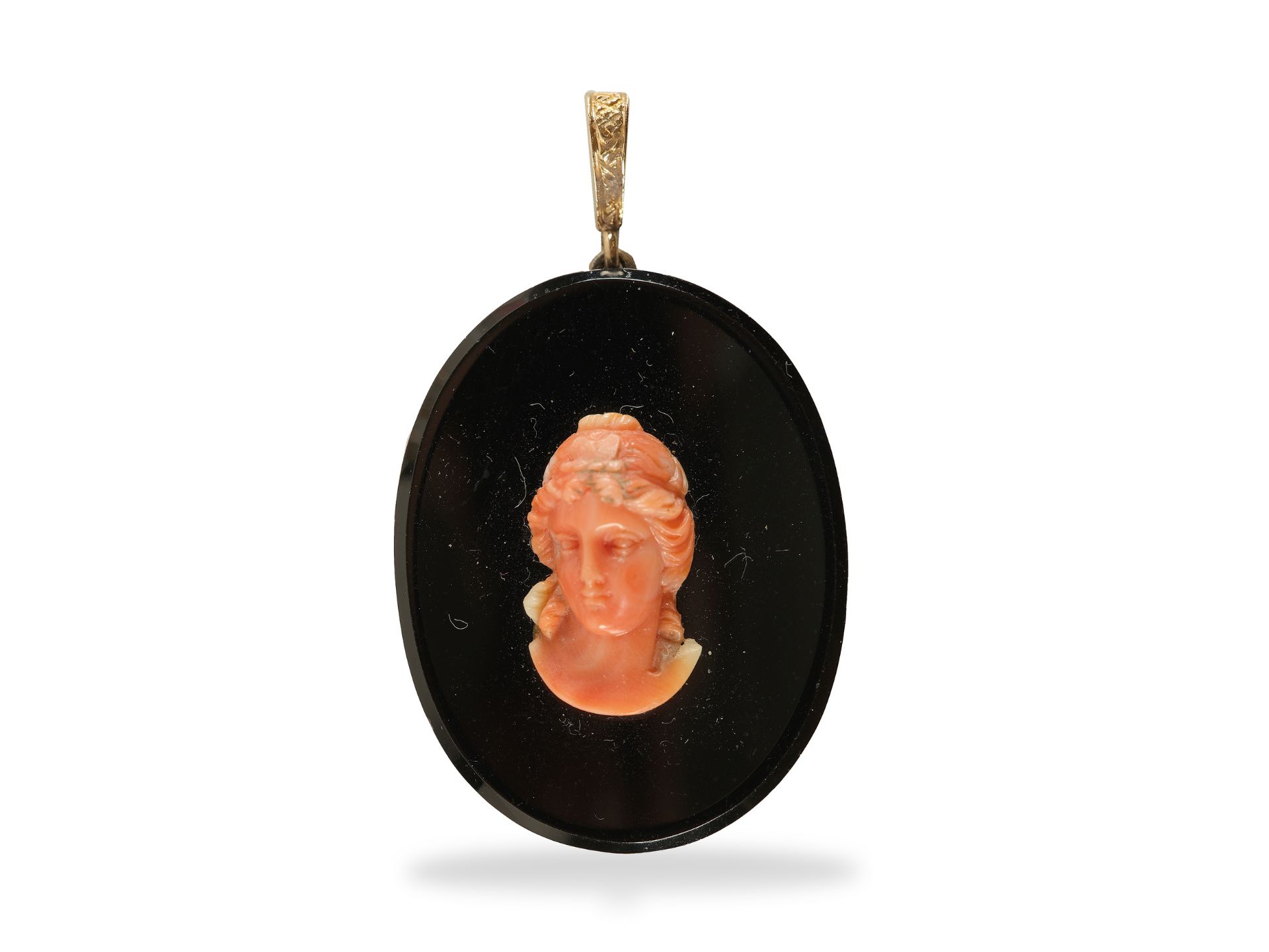 Pendant, 
On an onyx a portrait, 
Gold setting, 14 carat?