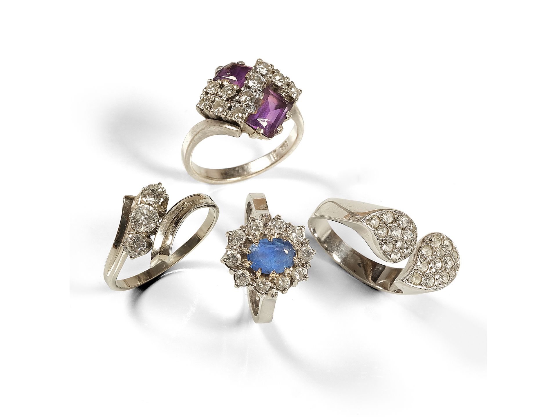 4 rings, 
White gold, 14 carat, 
With diamonds and colored stones