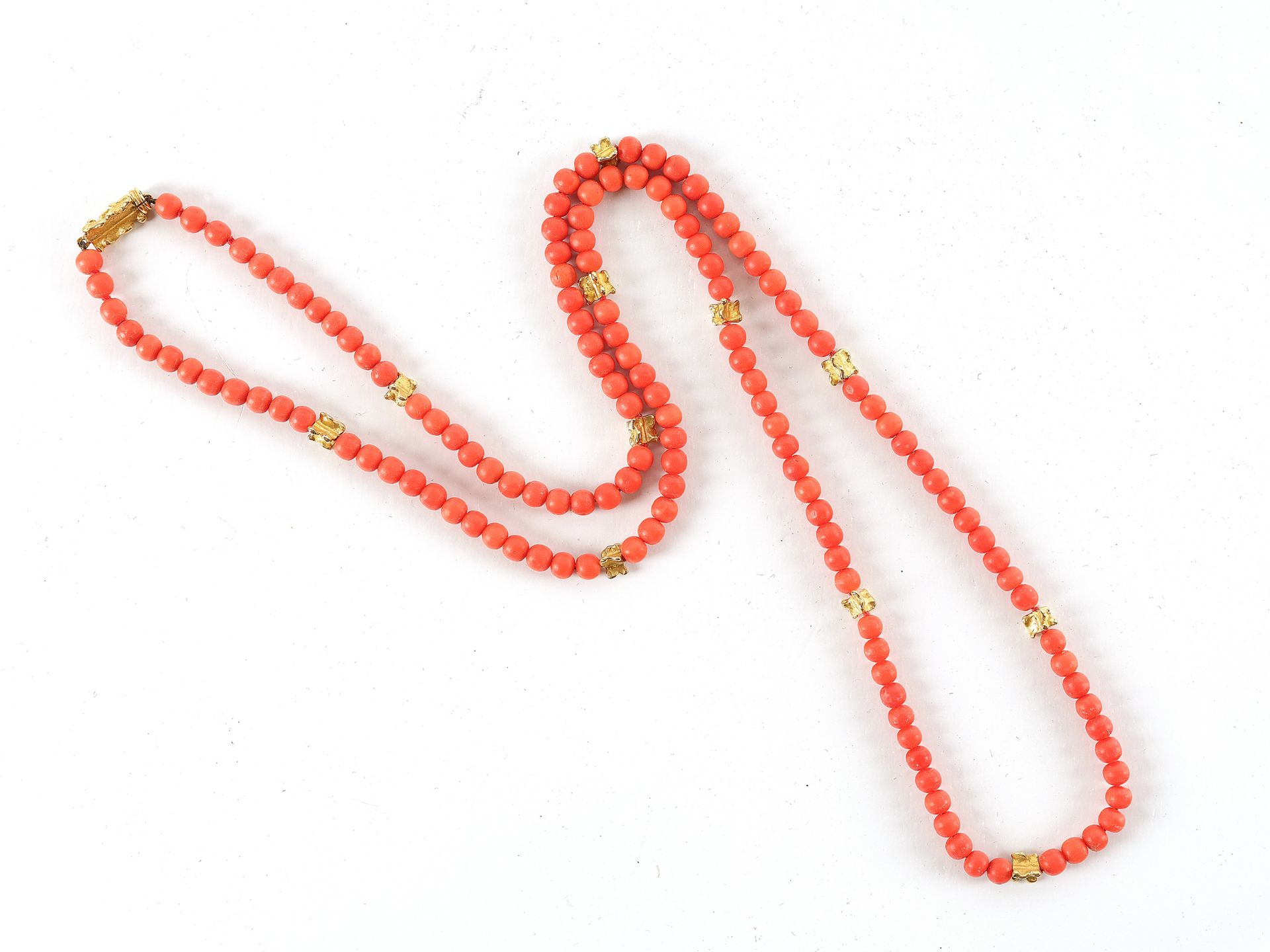 Coral necklace, 
Mid 20th century, 
Coral adorned with gold beads