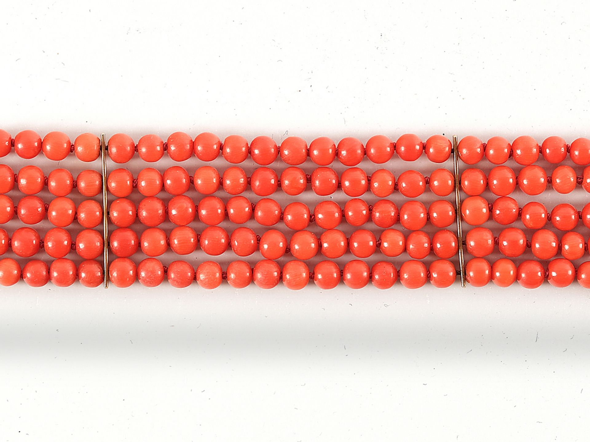 Bracelet from five rows of coral, 
1920s/30s, 
Coral with gold clasp - Image 2 of 2