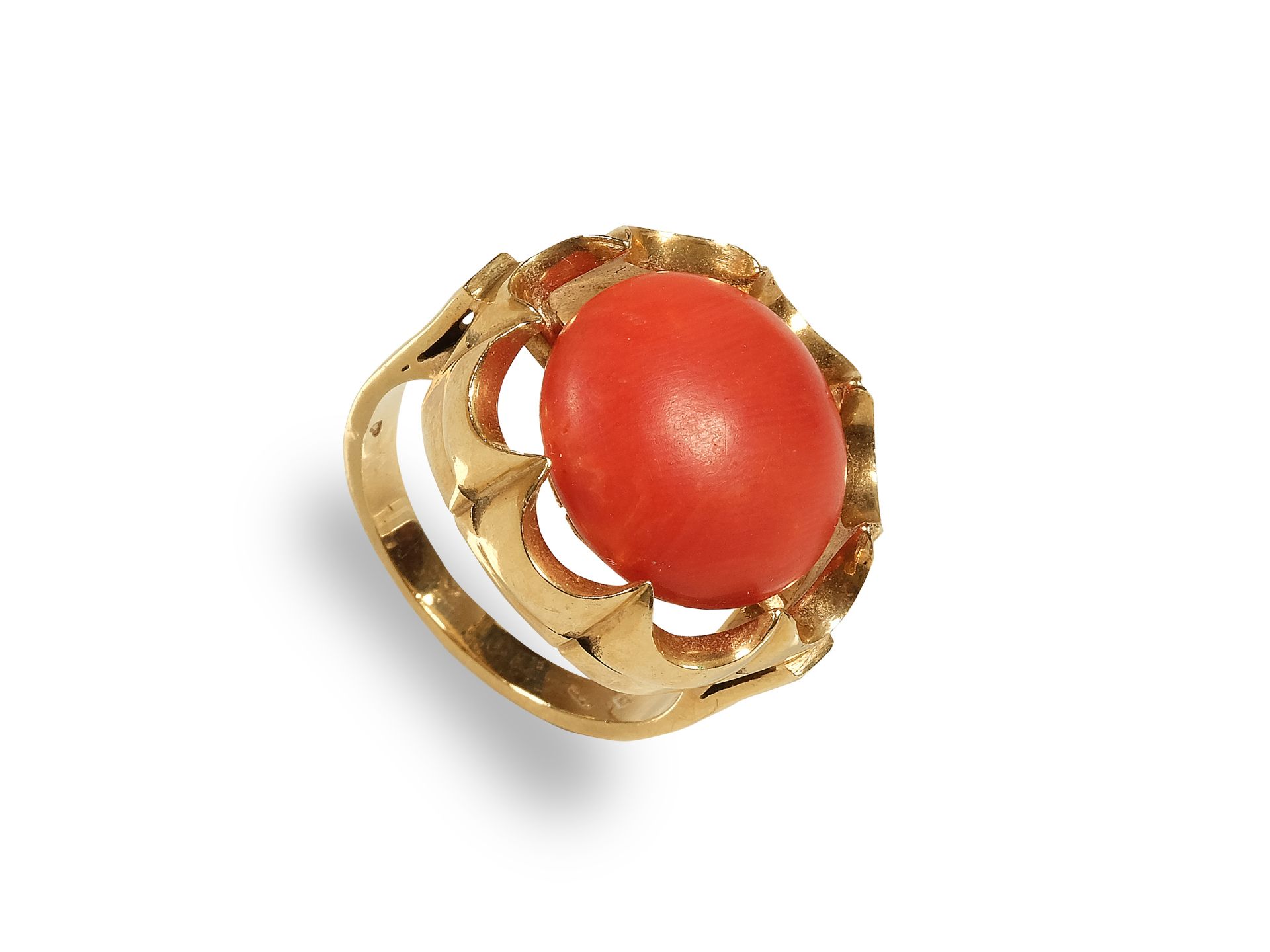 Ladies ring, 
Yellow gold, 14 carat, 
Coral cabochon in crab setting