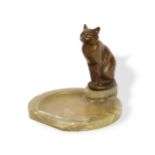 Visitenkarte Schale, Um 1900/10, Katze aus Bronze auf einer grünen Onyxschale sitzend