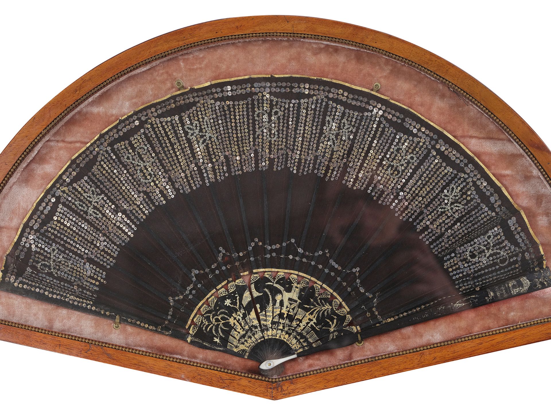 Elegant fan, 
Ca. 1860/70, 
In a wooden showcase