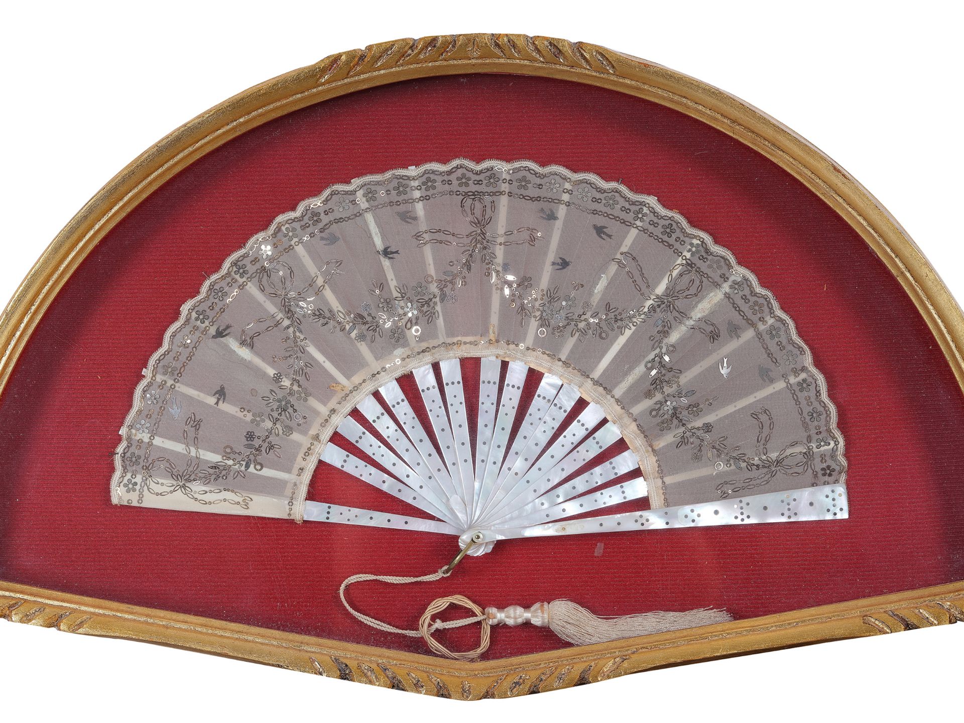 Elegant fan, 
Ca. 1860/70, 
In a wooden showcase