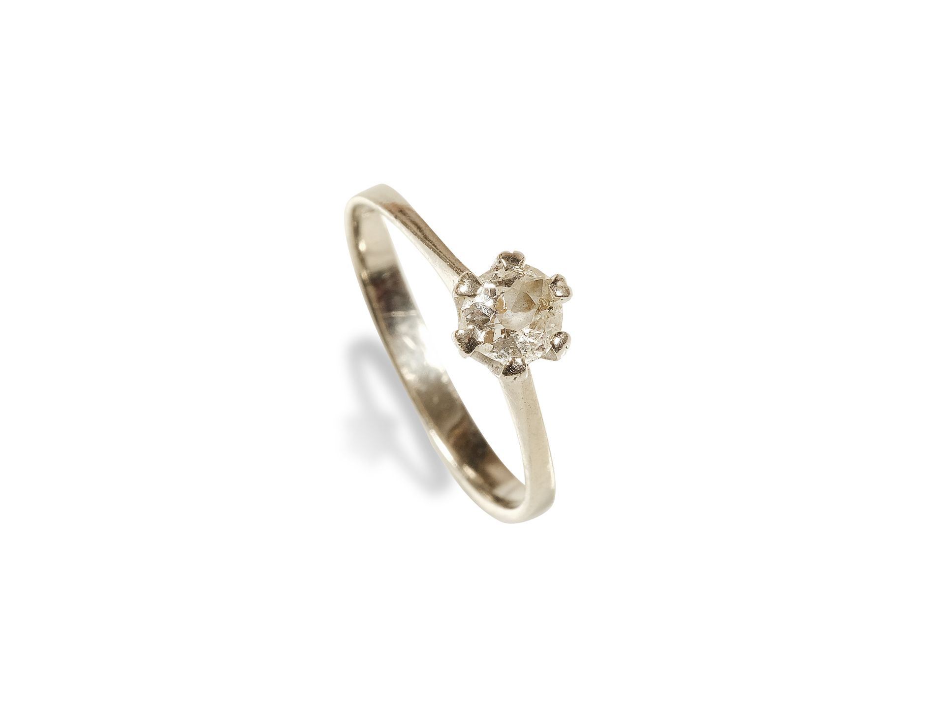 Ladies ring, 
White gold, 14 carat, 
Brilliant solitaire, quilted