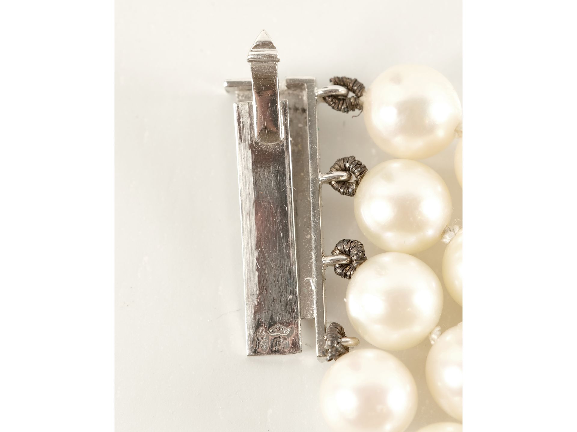 Bracelet of four rows of pearls, 
With white gold mounting and diamonds, 
Ca. 1970 - Image 3 of 4