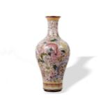 Chinesische Vase, Famille-Rose- (Fencai-) Meiping, Mit Mille-Fleur-Muster und Drachen