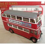 Sunstar 1/24-scale MODEL RT BUS: RT 113 in London Transport wartime red & white livery with grey