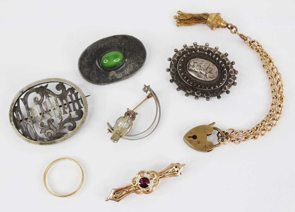 A selection of Victorian and later jewellery, to include a 22ct gold wedding band, marks for