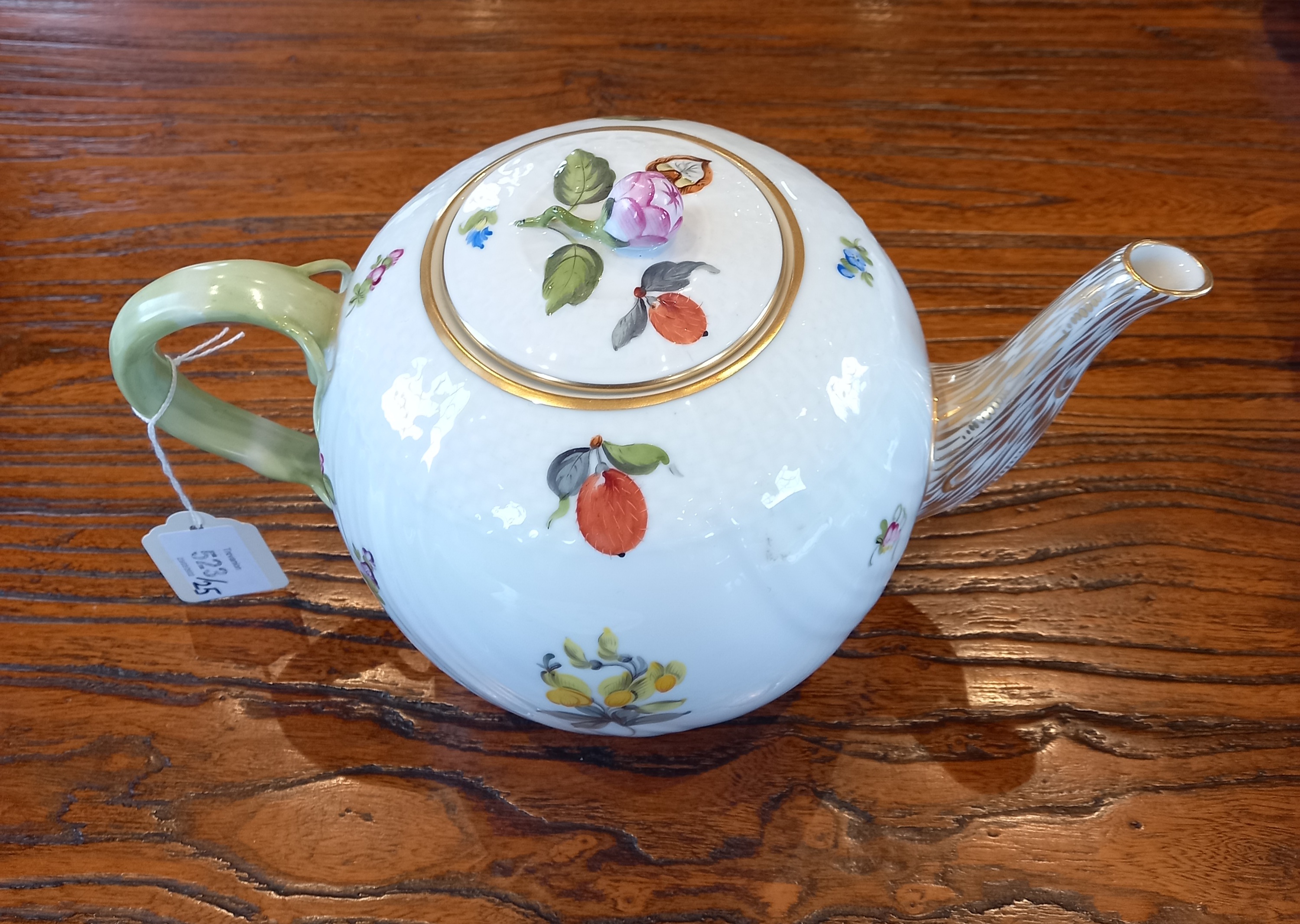 A Herend Hungary hand painted tea service, comprising: a teapot and cover, a milk jug, a sucrier and - Image 6 of 8