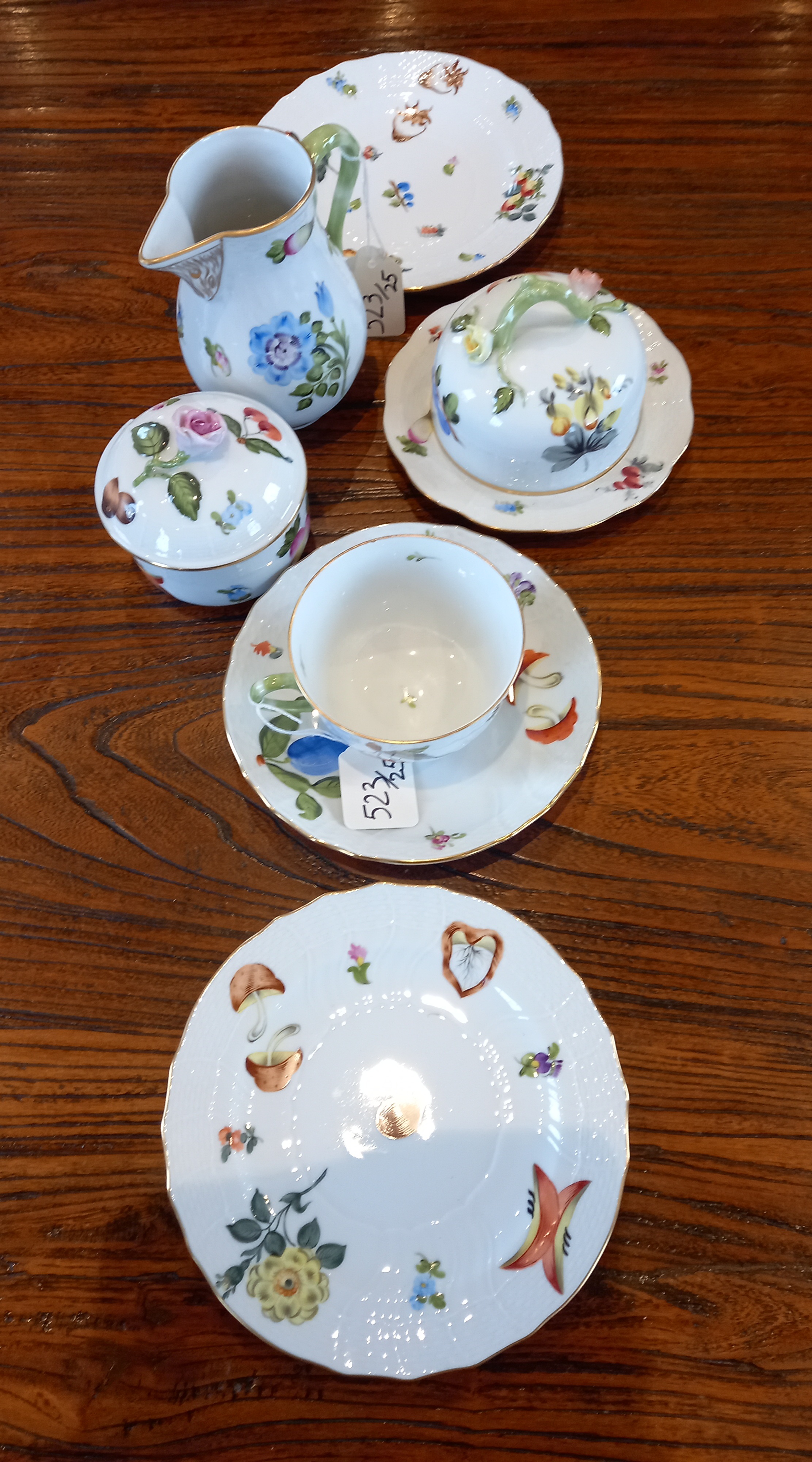 A Herend Hungary hand painted tea service, comprising: a teapot and cover, a milk jug, a sucrier and - Image 4 of 8