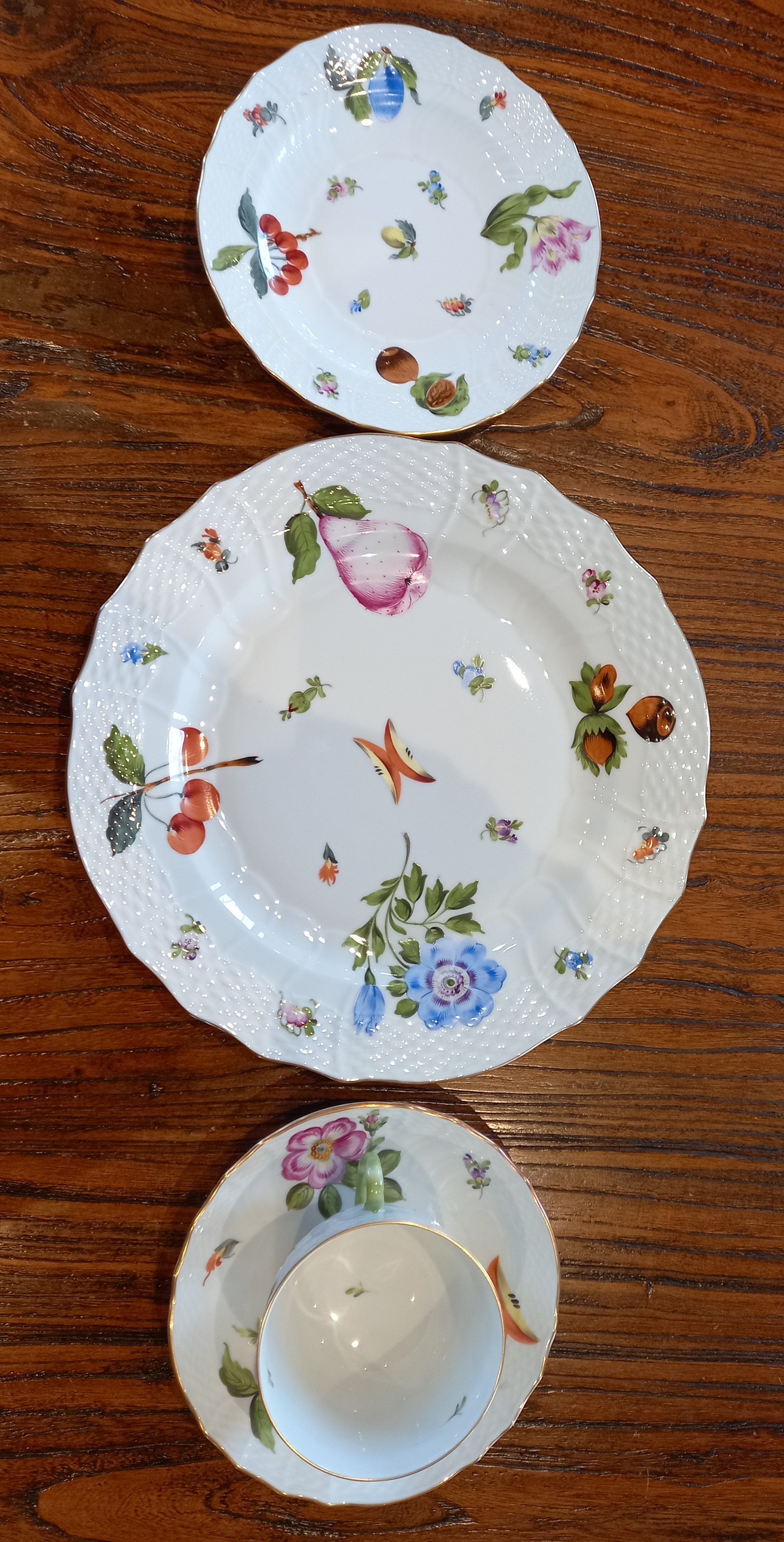 A Herend Hungary hand painted tea service, comprising: a teapot and cover, a milk jug, a sucrier and - Image 3 of 8