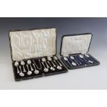 A set of twelve Edwardian silver Onslow pattern teaspoons and sugar tongs, Walker & Hall,