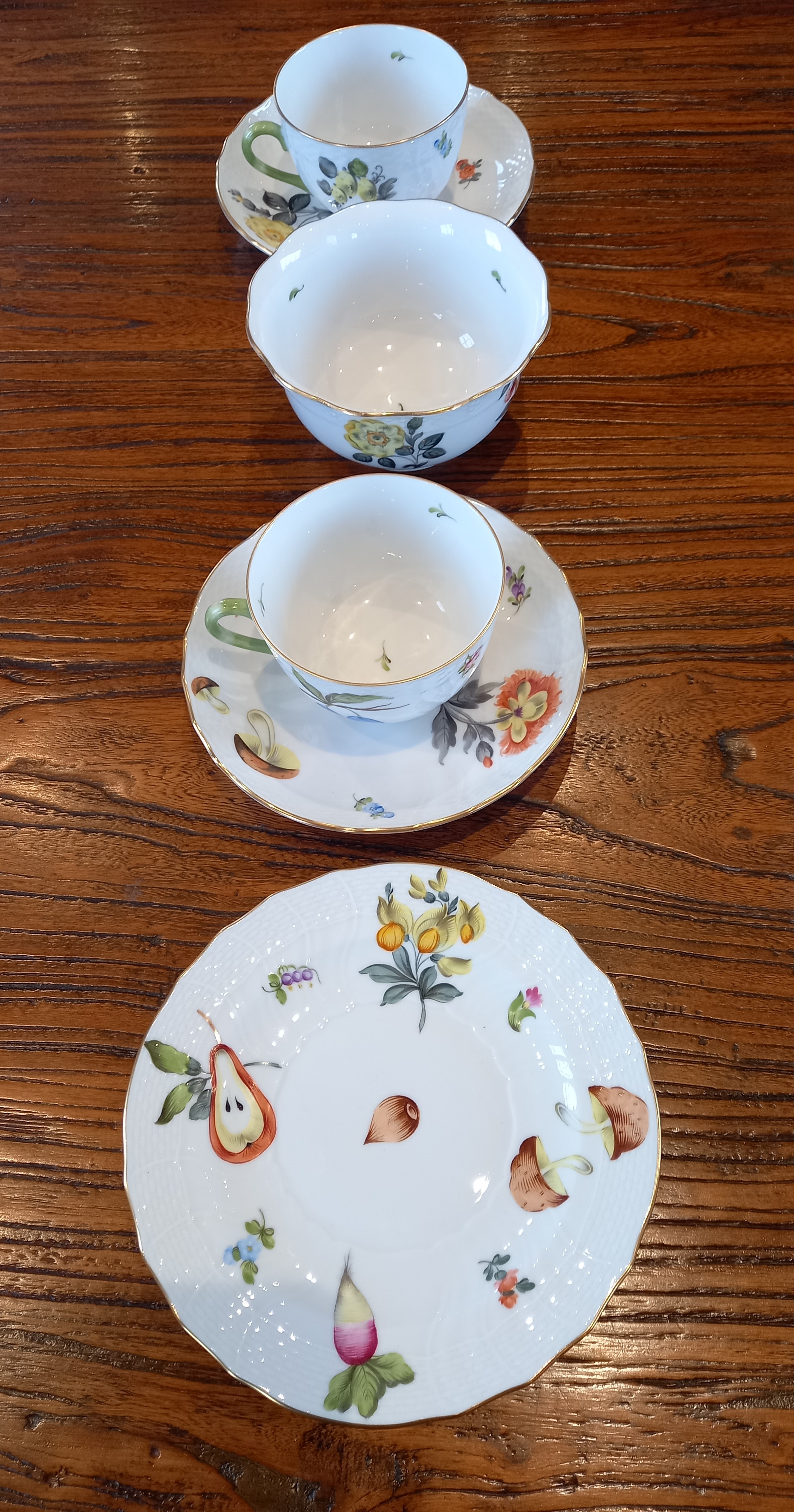 A Herend Hungary hand painted tea service, comprising: a teapot and cover, a milk jug, a sucrier and - Image 5 of 8