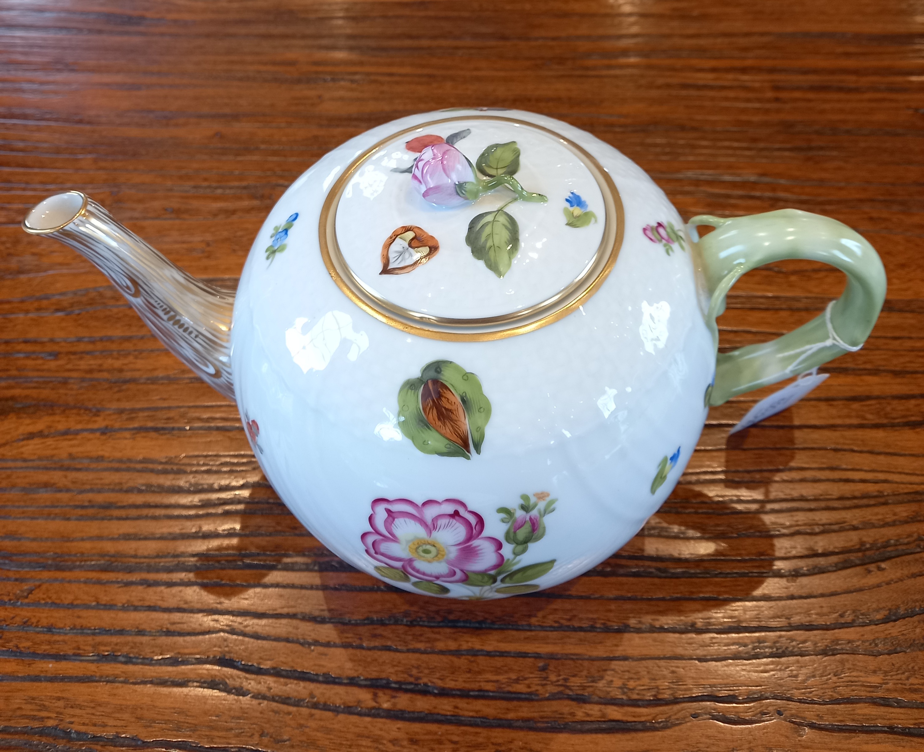 A Herend Hungary hand painted tea service, comprising: a teapot and cover, a milk jug, a sucrier and - Image 7 of 8