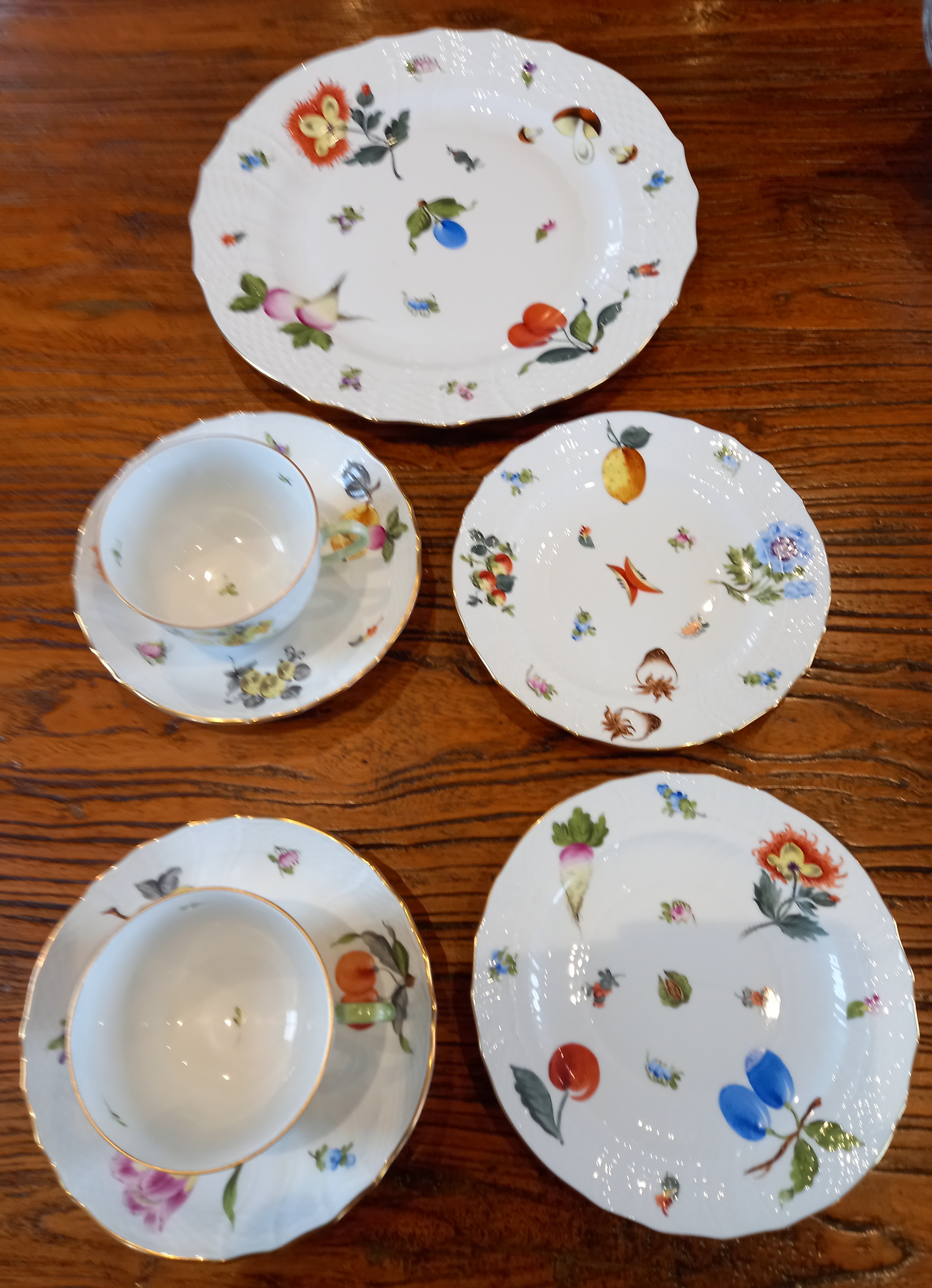 A Herend Hungary hand painted tea service, comprising: a teapot and cover, a milk jug, a sucrier and - Image 8 of 8