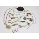 A selection of Victorian and later jewellery, to include a 15ct gold bar brooch, 58mm wide, a 9ct