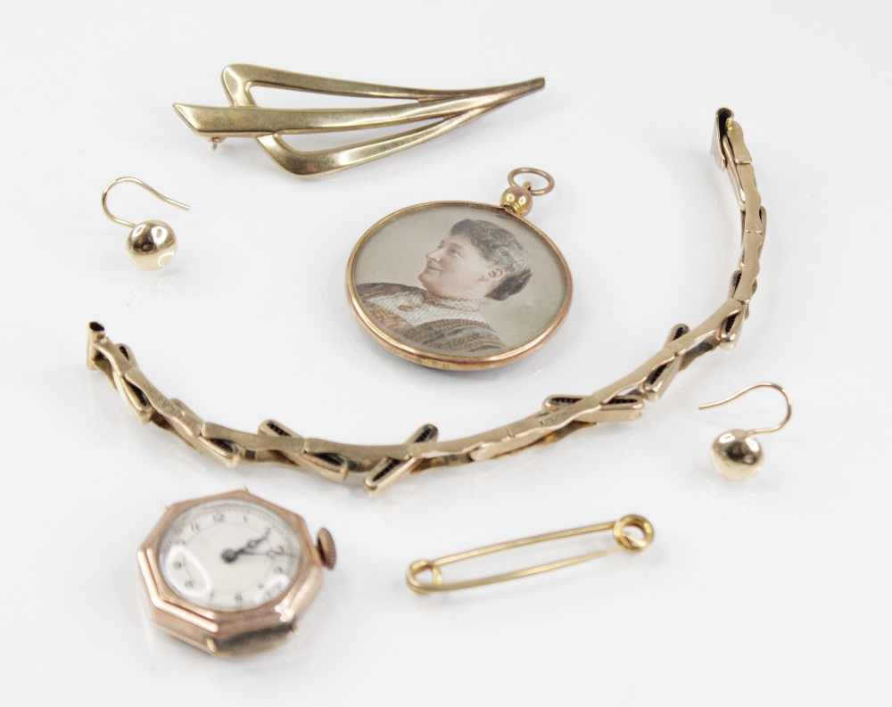 A ladies vintage 9ct gold wristwatch, circular dial with Arabic numerals, set to an octagonal 9ct