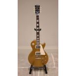 A Gibson Les Paul electric guitar, made in the U.S.A, serial no. R7 60109, gold finish with rosewood