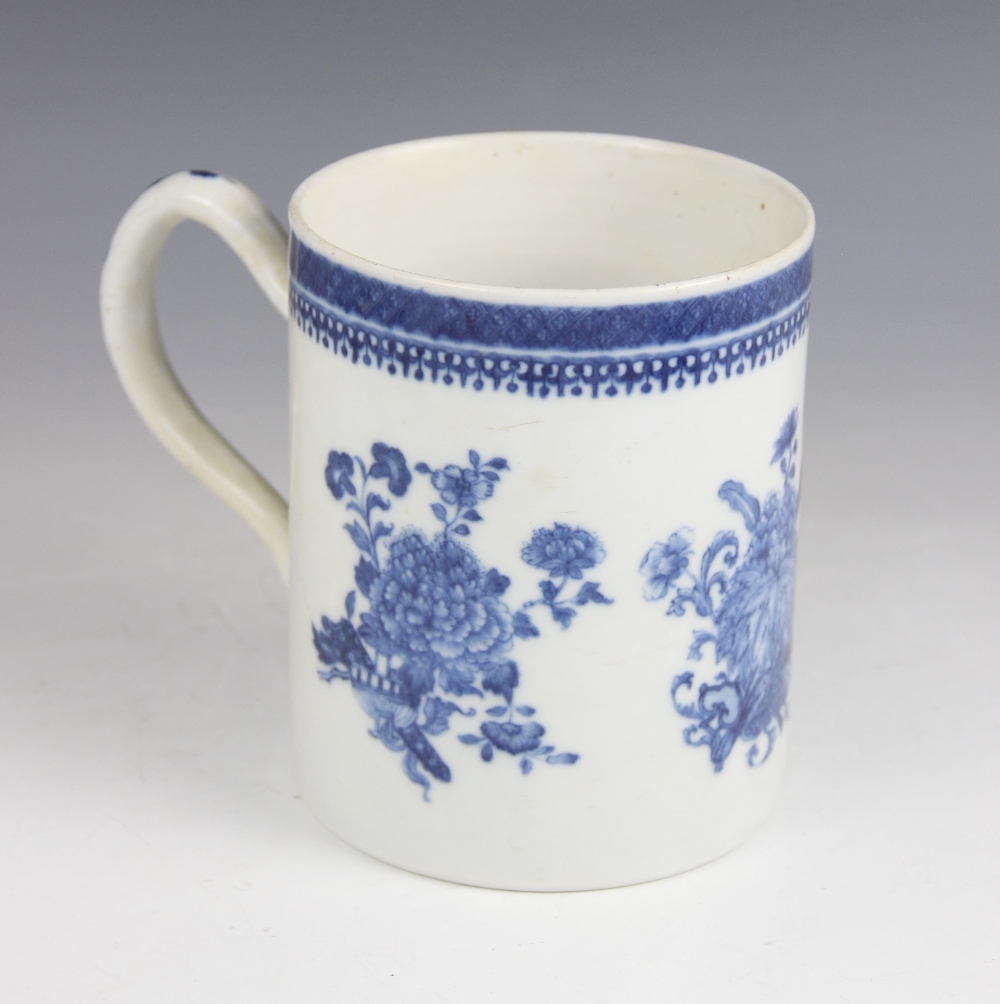 A large Chinese export porcelain blue and white mug, Qianlong (1736-1795), of cylindrical form and - Image 2 of 4