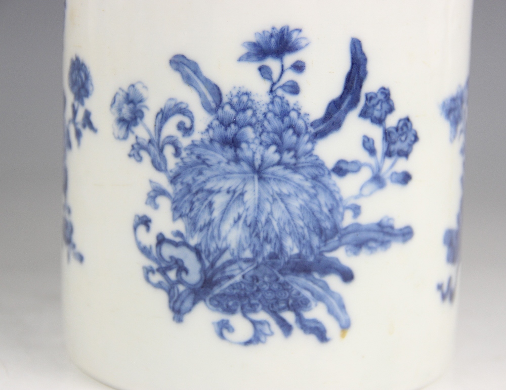 A large Chinese export porcelain blue and white mug, Qianlong (1736-1795), of cylindrical form and - Image 3 of 4