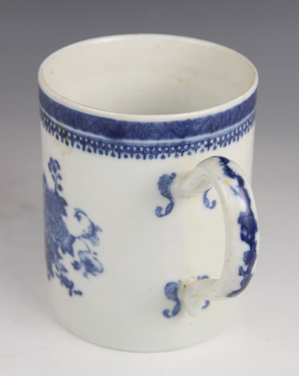 A large Chinese export porcelain blue and white mug, Qianlong (1736-1795), of cylindrical form and - Image 4 of 4