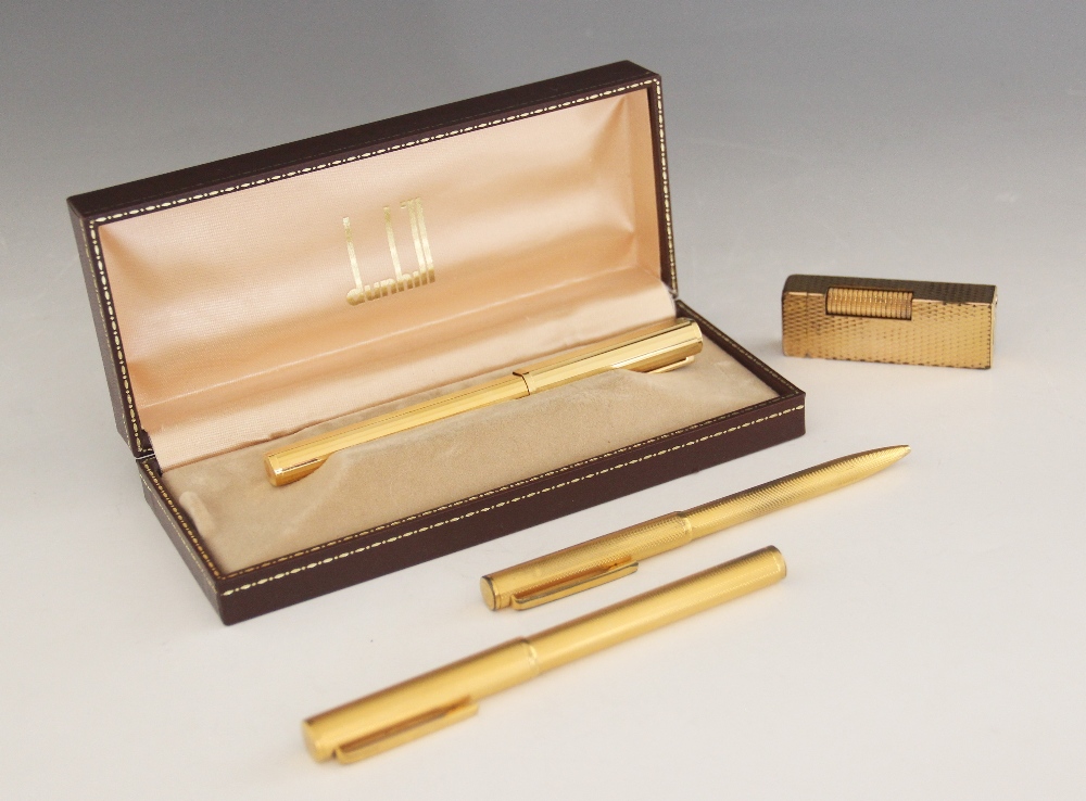 A Dunhill fountain pen with 18ct gold nib, 13.5cm long, complete in box, together with a further