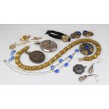 A selection of Victorian and later jewellery, to include; an early 20th century 18ct gold cultured