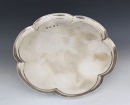 A mid-20th century silver tray, Lowe & Sons, Chester 1962, of lobed hexafoil form, 30.7cm