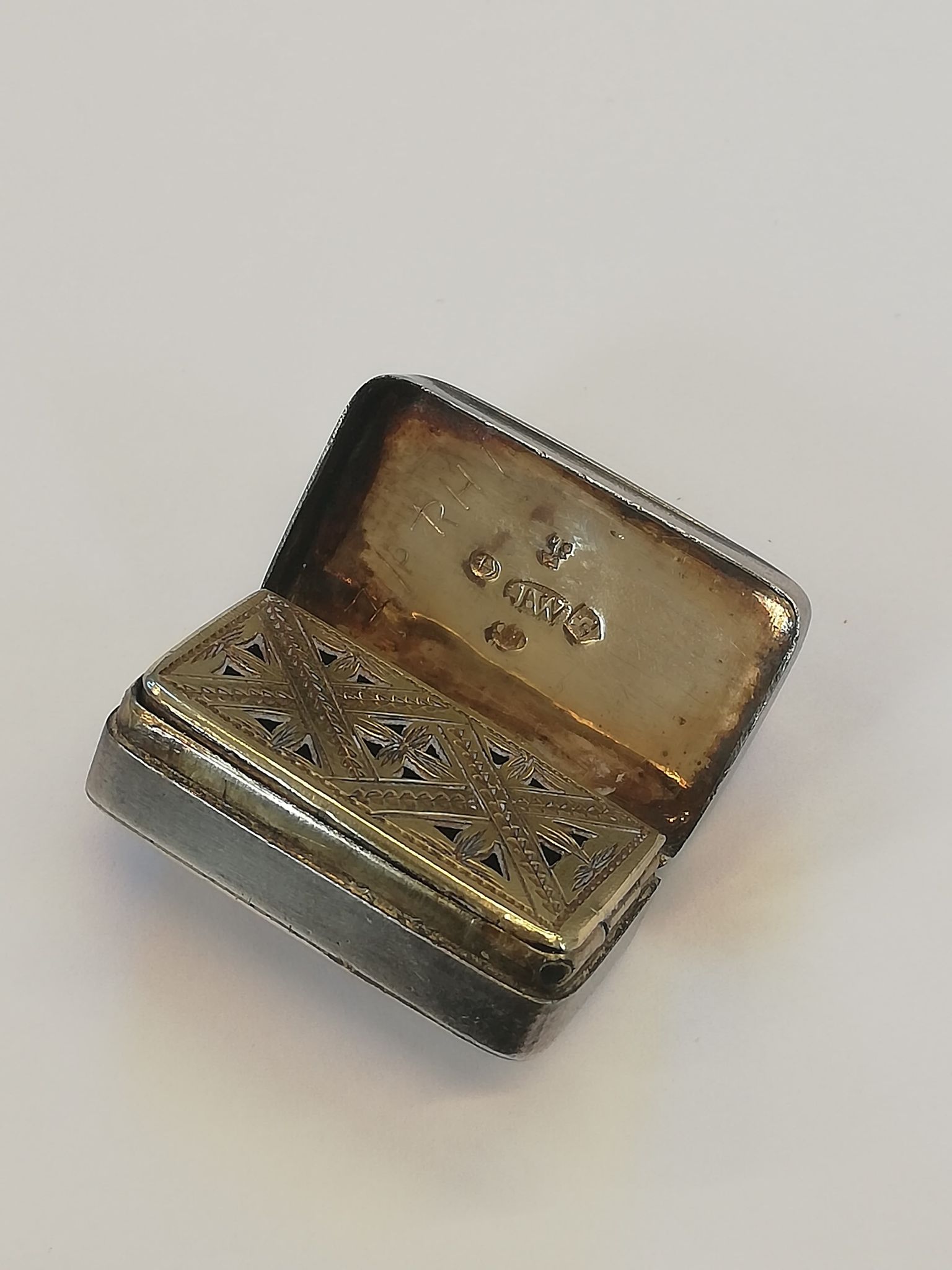 A George III silver vinaigrette, Joseph Willmore, Birmingham 1805, of plain polished rectangular - Bild 15 aus 16