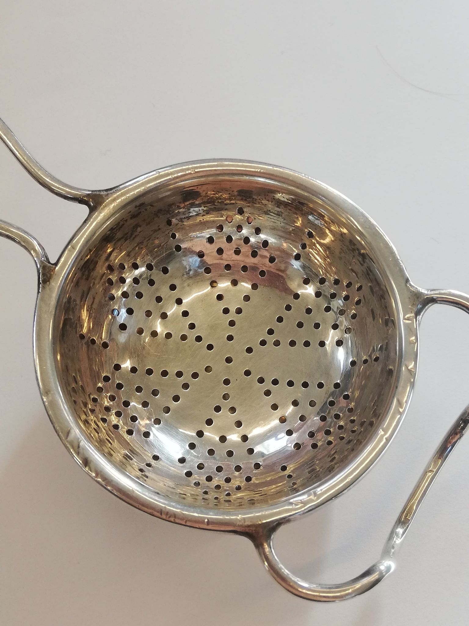 A George V silver tea strainer and stand, W J Myatt & Co, Birmingham 1933, the circular bowl with - Bild 4 aus 11