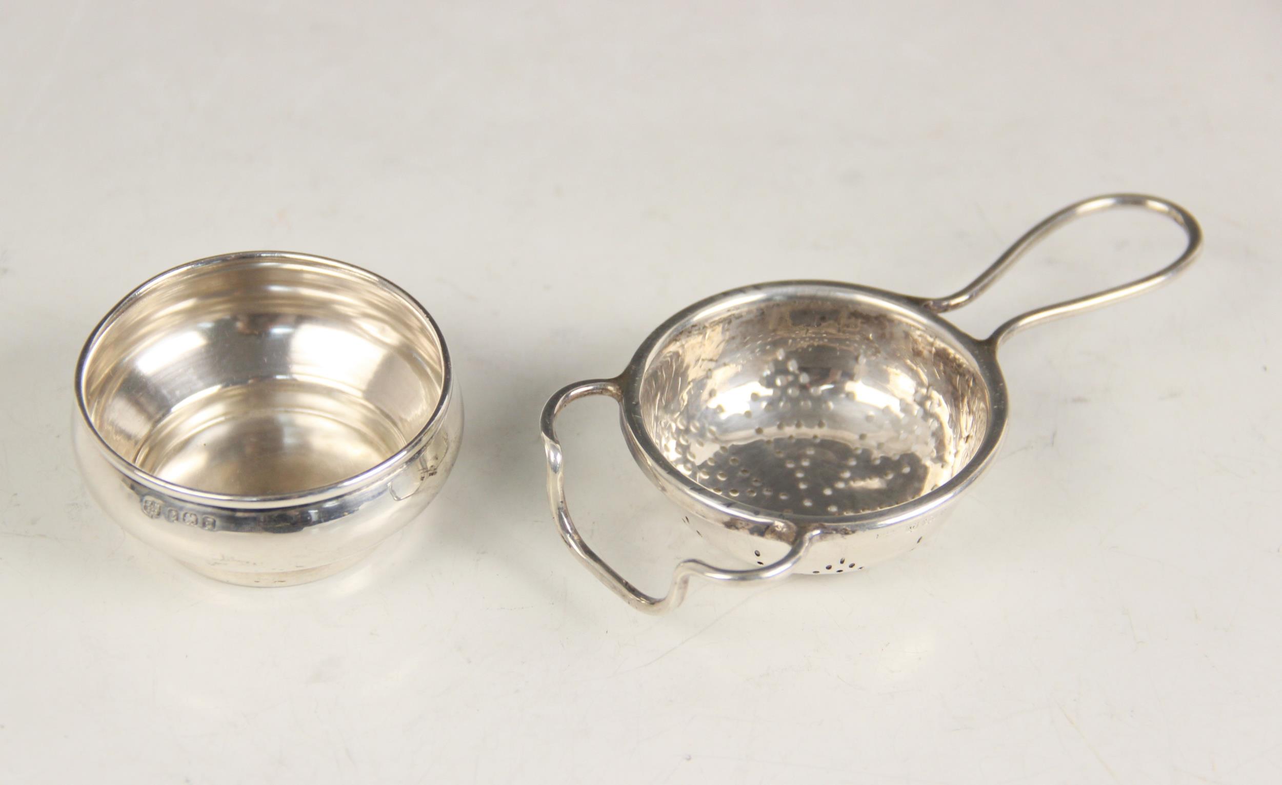 A George V silver tea strainer and stand, W J Myatt & Co, Birmingham 1933, the circular bowl with - Bild 3 aus 11