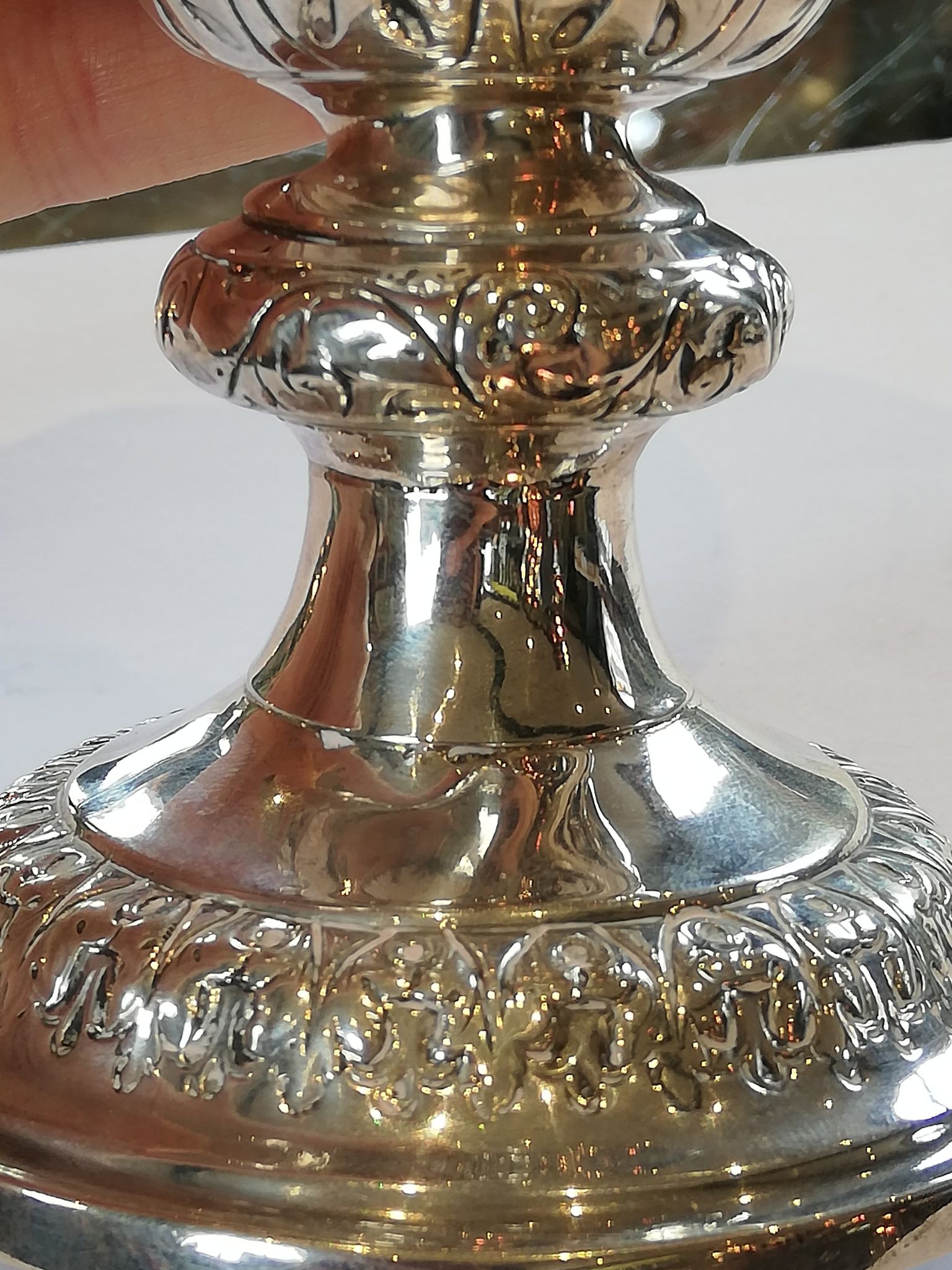 An Edwardian silver twin-handled urn and cover, Goldsmiths & Silversmiths Company, London 1906, of - Bild 12 aus 18