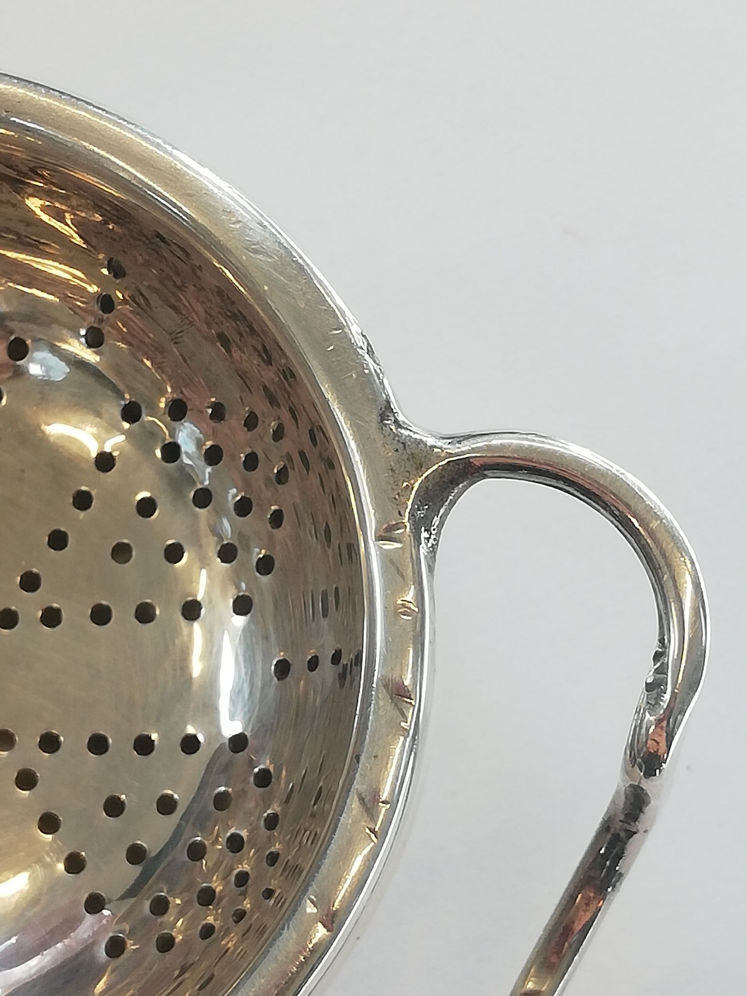 A George V silver tea strainer and stand, W J Myatt & Co, Birmingham 1933, the circular bowl with - Bild 8 aus 11