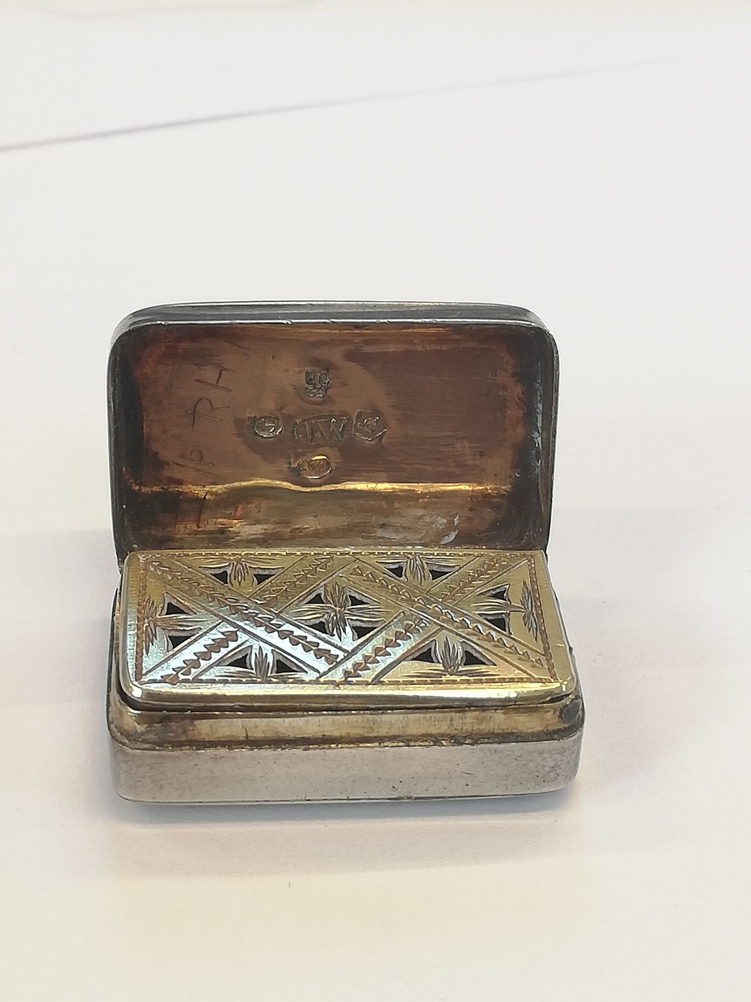 A George III silver vinaigrette, Joseph Willmore, Birmingham 1805, of plain polished rectangular - Bild 12 aus 16