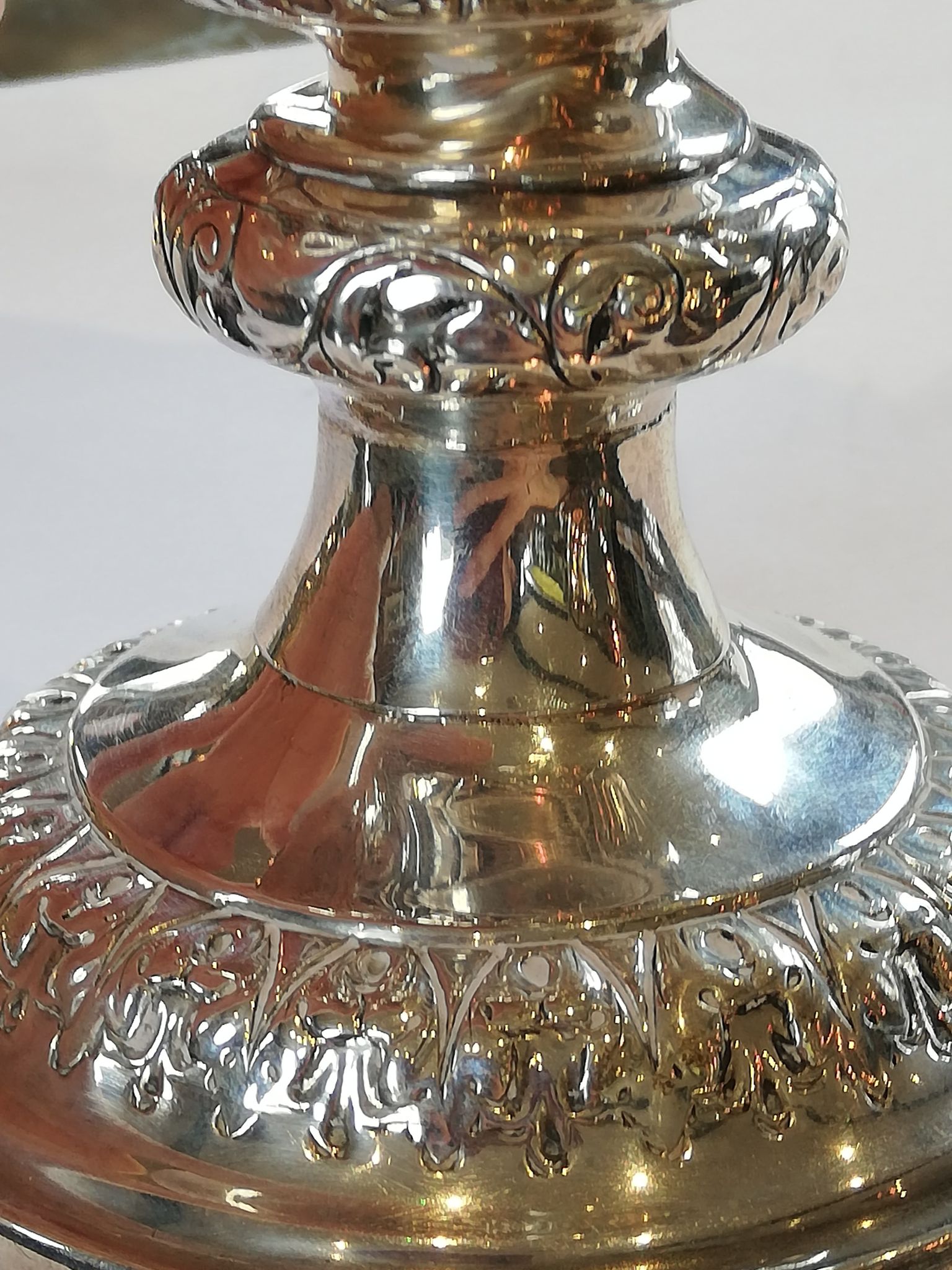 An Edwardian silver twin-handled urn and cover, Goldsmiths & Silversmiths Company, London 1906, of - Bild 13 aus 18