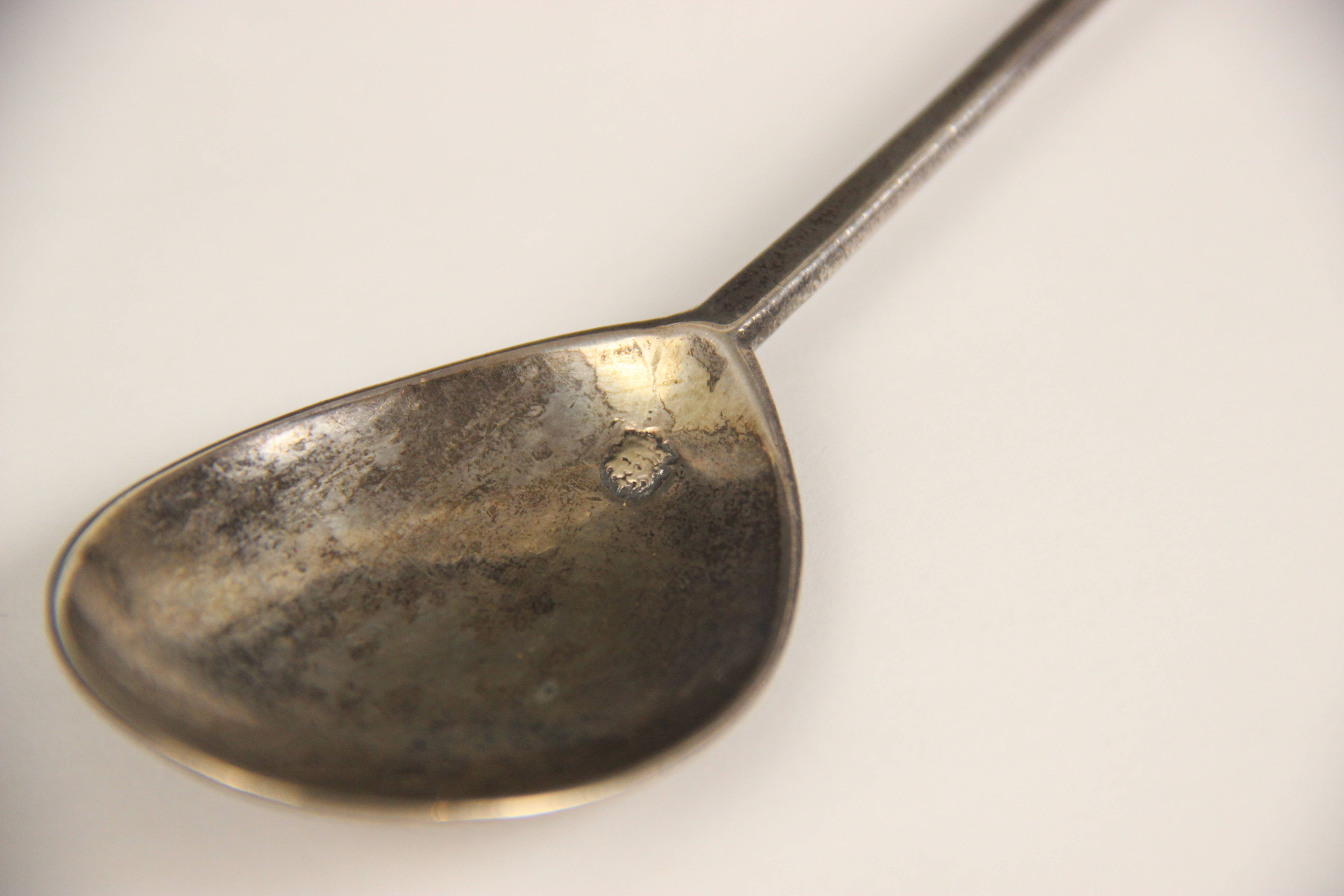 A Charles I silver seal-top spoon, Edward Hole, London 1636, the fig-shaped bowl set to a faceted - Bild 25 aus 26