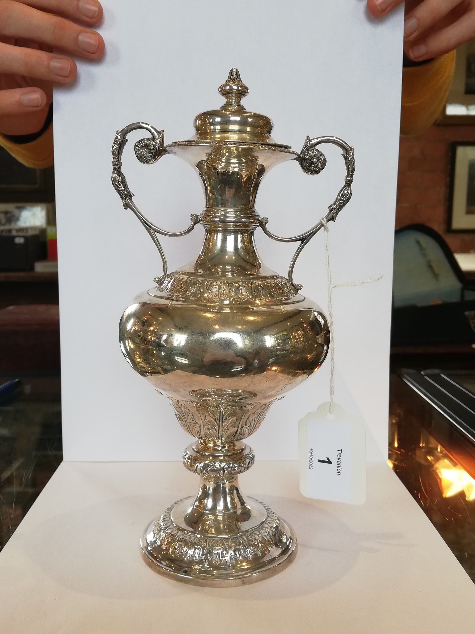 An Edwardian silver twin-handled urn and cover, Goldsmiths & Silversmiths Company, London 1906, of - Bild 10 aus 18