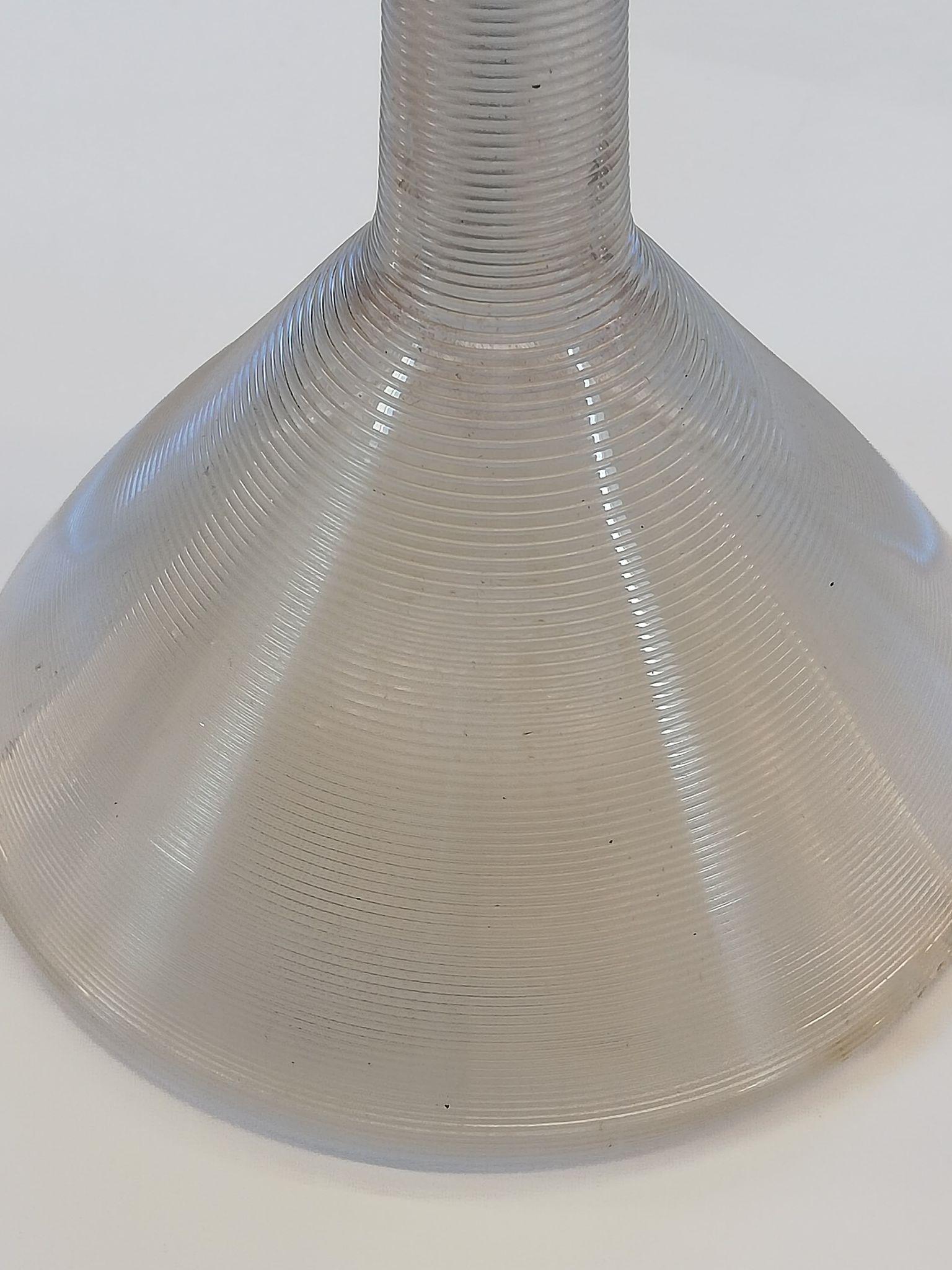 A Victorian ribbed glass silver mounted scent bottle, Hukin & Heath, Birmingham 1892, the ribbed - Bild 11 aus 21