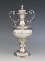 An Edwardian silver twin-handled urn and cover, Goldsmiths & Silversmiths Company, London 1906, of